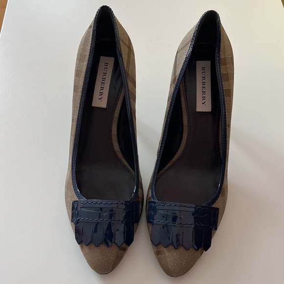 Brand new Burberry brown canvas and patent leather fridge detail pumps - Picture 2 of 10